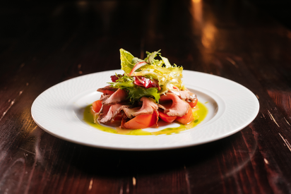 Салат с ростбифом, миксом салатов и томатами