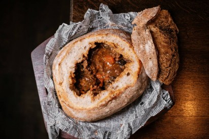 Лось тушенный по-бургундски