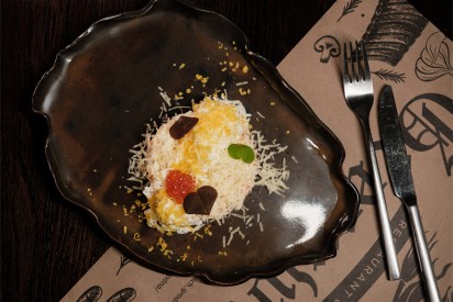 Салат с семгой собственного посола, пармезаном и вяленым желтком